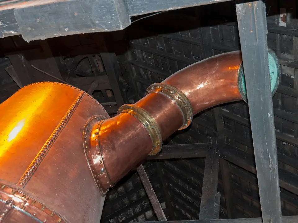 Kupfernes Rohr am Helm einer Brennblase